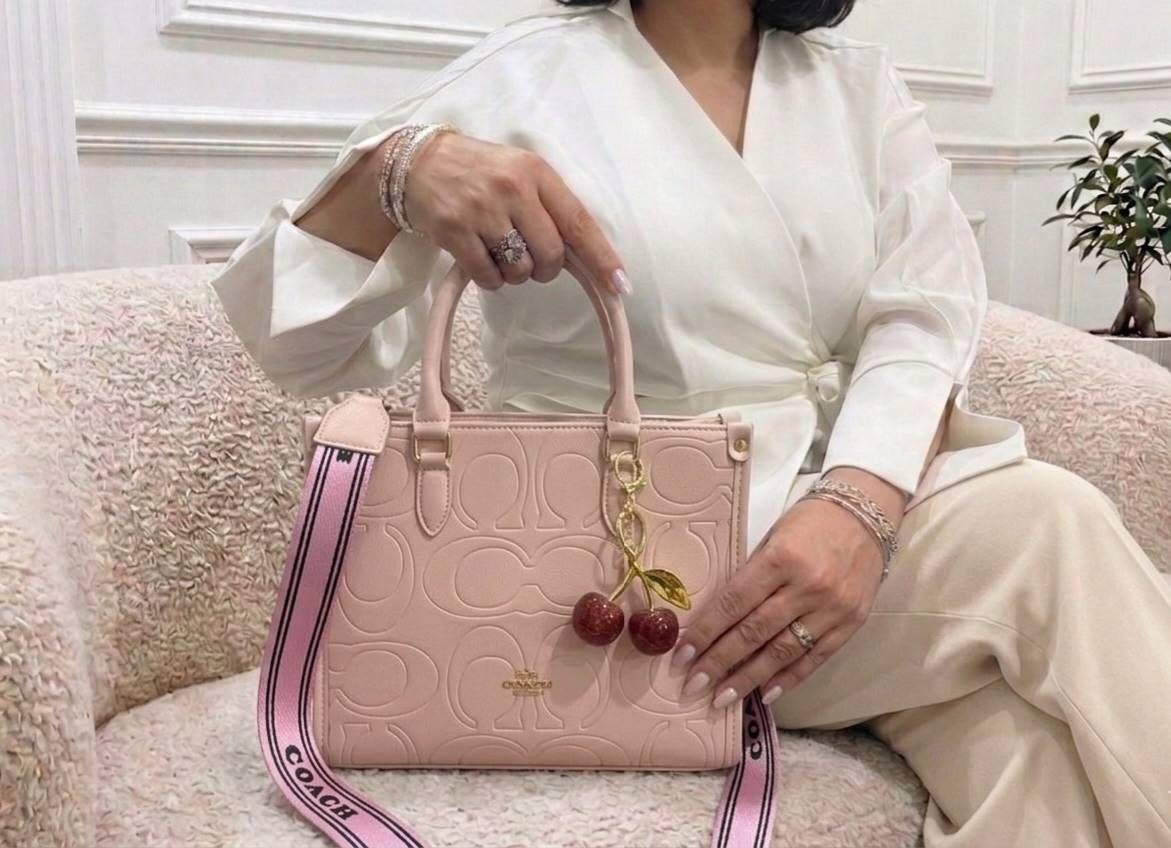 کیف دوشی زنانه coach به همراه آویز آلبالو