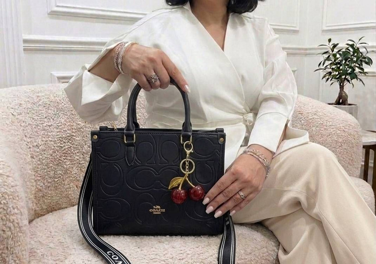 کیف دوشی زنانه coach به همراه آویز آلبالو