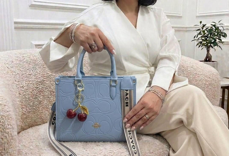 کیف دوشی زنانه coach به همراه آویز آلبالو