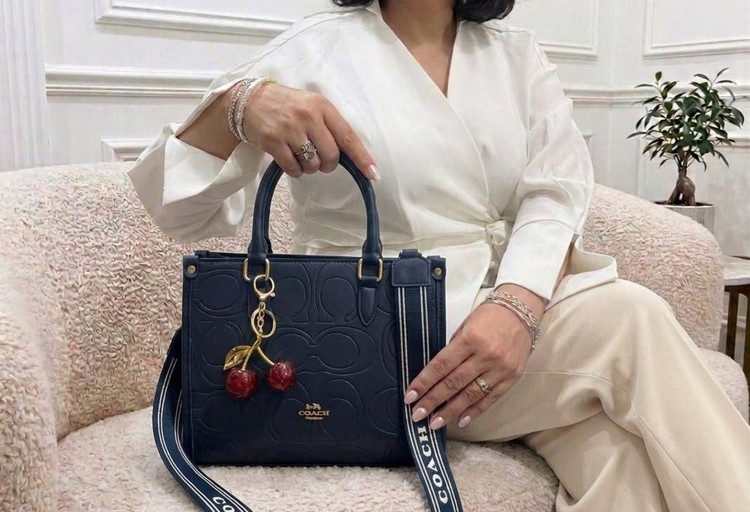 کیف دوشی زنانه coach به همراه آویز آلبالو