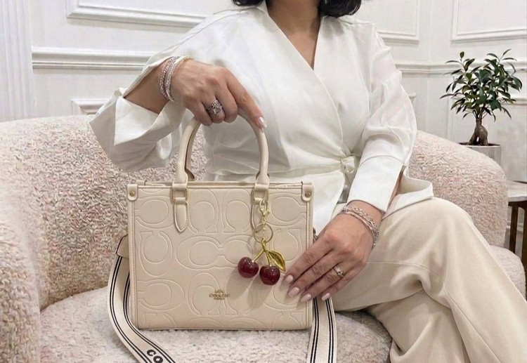 کیف دوشی زنانه coach به همراه آویز آلبالو