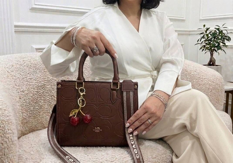 کیف دوشی زنانه coach به همراه آویز آلبالو