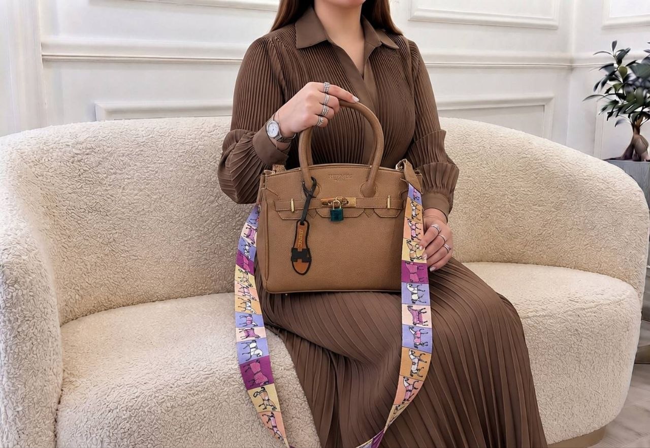 کیف دوشی و دستی زنانه Hermes به همراه چارم بگ و بند پهن دوشی