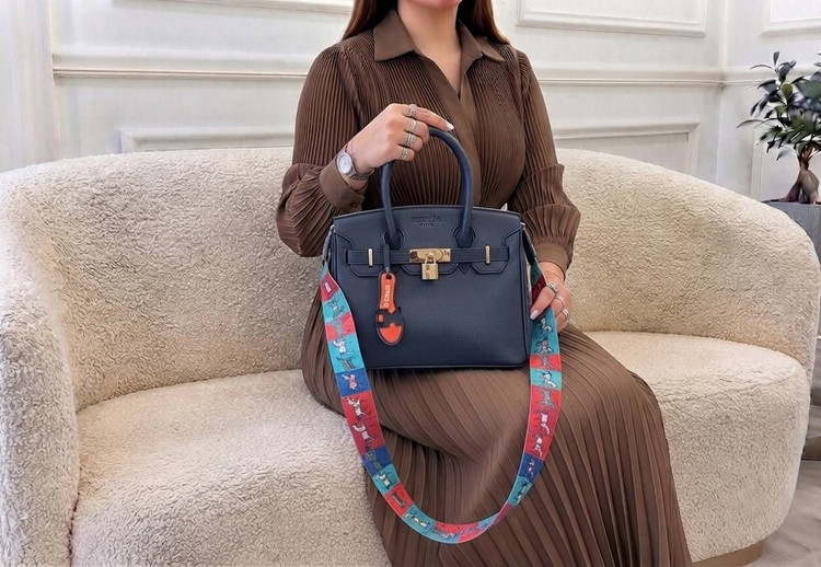 کیف دوشی و دستی زنانه Hermes به همراه چارم بگ و بند پهن دوشی