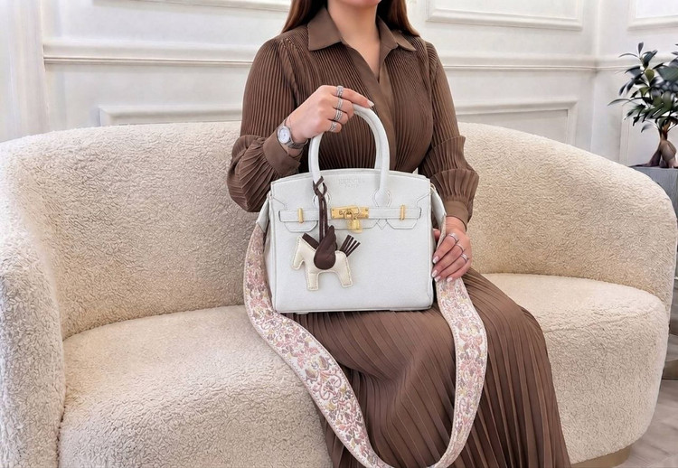 کیف دوشی و دستی زنانه Hermes به همراه چارم بگ و بند پهن دوشی
