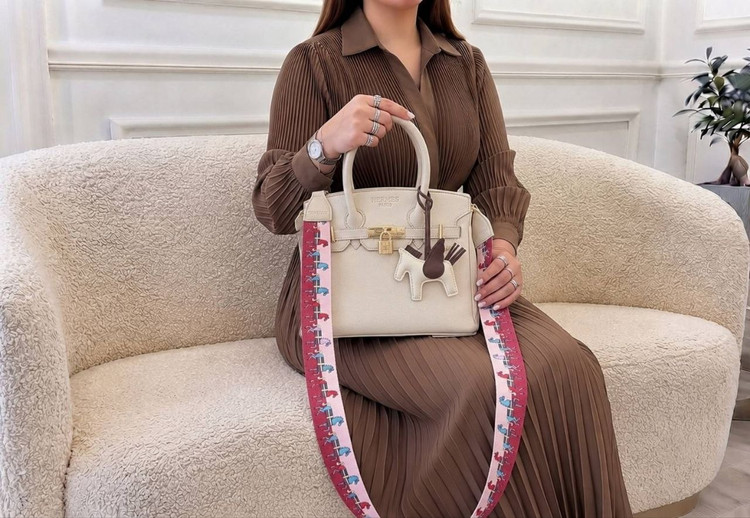 کیف دوشی و دستی زنانه Hermes به همراه چارم بگ و بند پهن دوشی