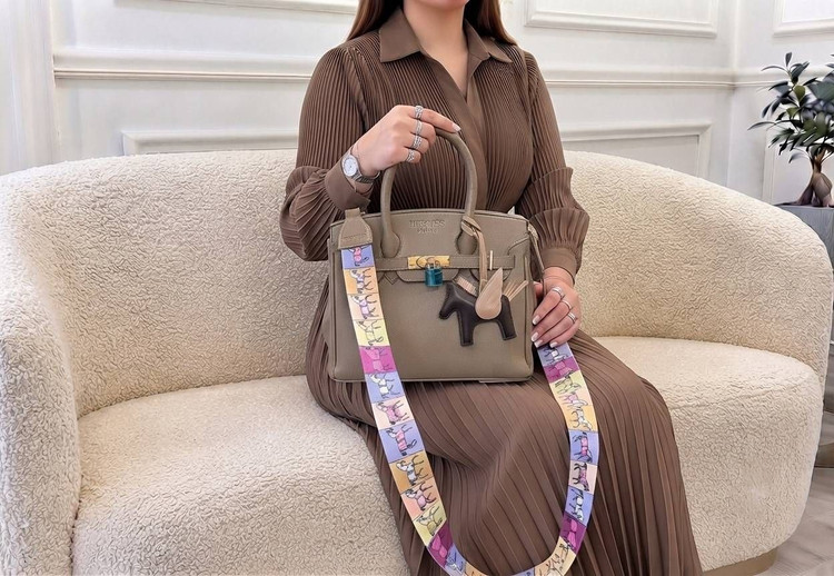 کیف دوشی و دستی زنانه Hermes به همراه چارم بگ و بند پهن دوشی