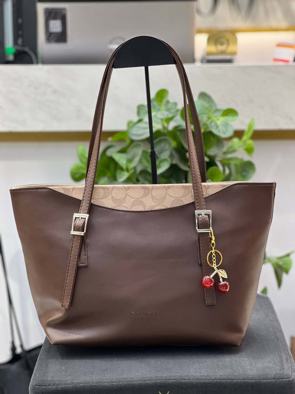 کیف دوشی و دستی زنانه سایز بزرگ coach با آویز آلبالو