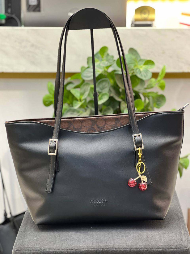 کیف دوشی و دستی زنانه سایز بزرگ coach با آویز آلبالو