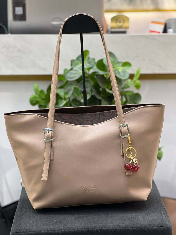 کیف دوشی و دستی زنانه سایز بزرگ coach با آویز آلبالو