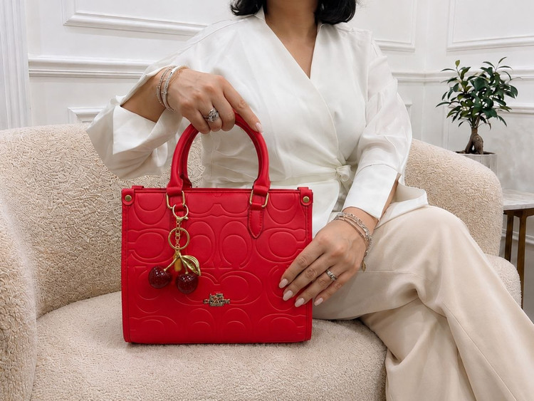 کیف دوشی زنانه coach به همراه آویز آلبالو