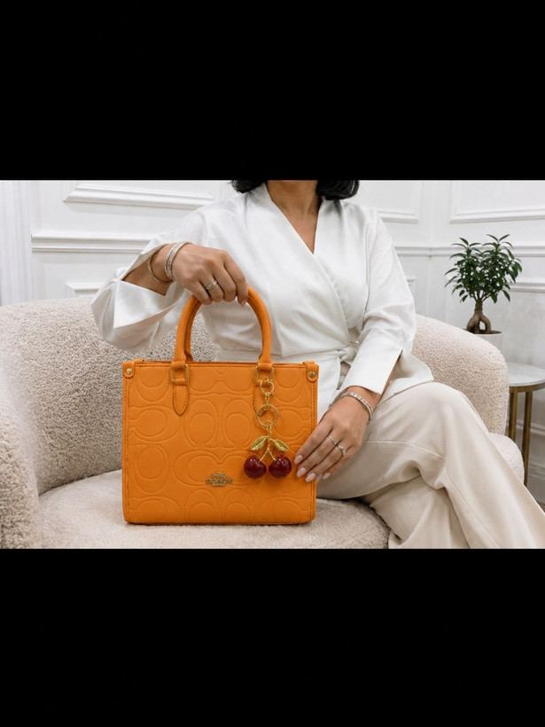 کیف دوشی زنانه coach به همراه آویز آلبالو