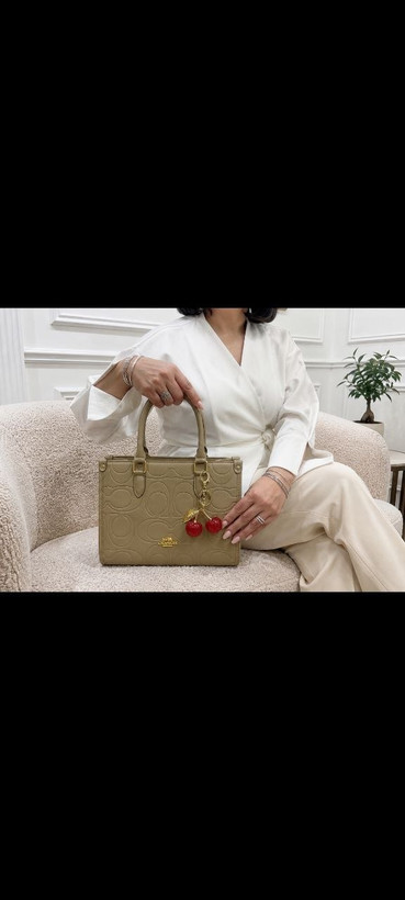 کیف دوشی زنانه coach به همراه آویز آلبالو
